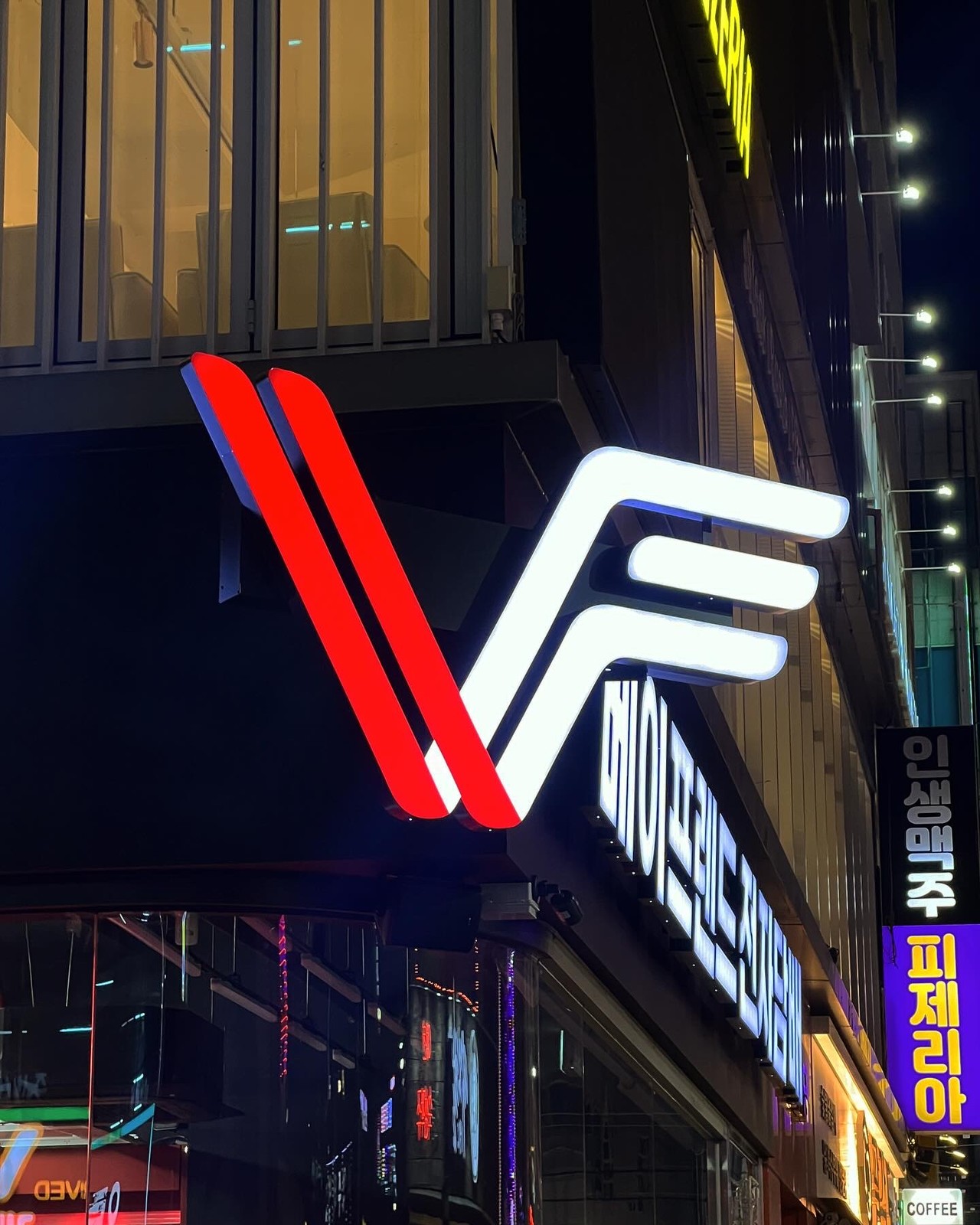 테스 디자인의 베이프렌드 전자 담배 매장 시공 사례 사진 07